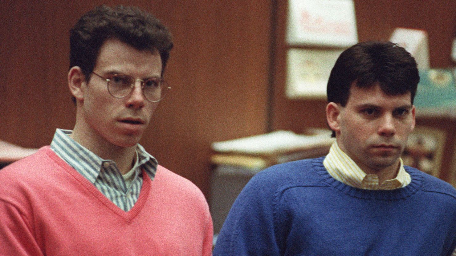 Erik Menendez (L) and his brother Lyle (R) listen during a pre-trial hearing, on December 29, 1992 in Los Angeles.