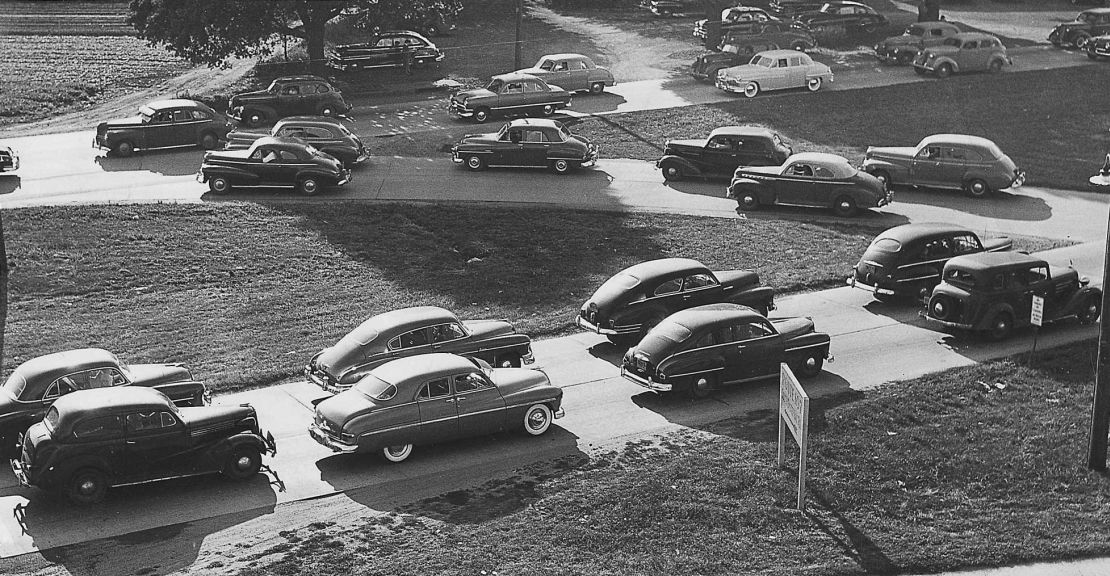 Tráfego pesado de veículos na rodovia perto de Levittown, Nova York, em 28 de setembro de 1951.
