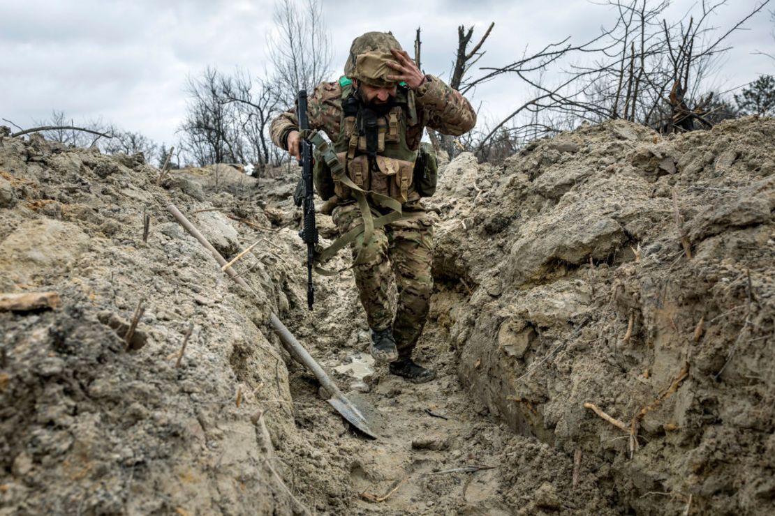 El médico ucraniano "Doc" de la 28.a Brigada corre a través de una trinchera parcialmente cavada a lo largo de la línea del frente el 5 de marzo de 2023 en las afueras de Bakhmut, Ucrania.