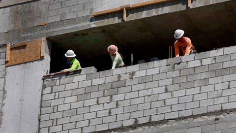 Imagen ilustrativa. Obreros de la construcción en una obra el 10 de marzo de 2023 en Miami, Florida.