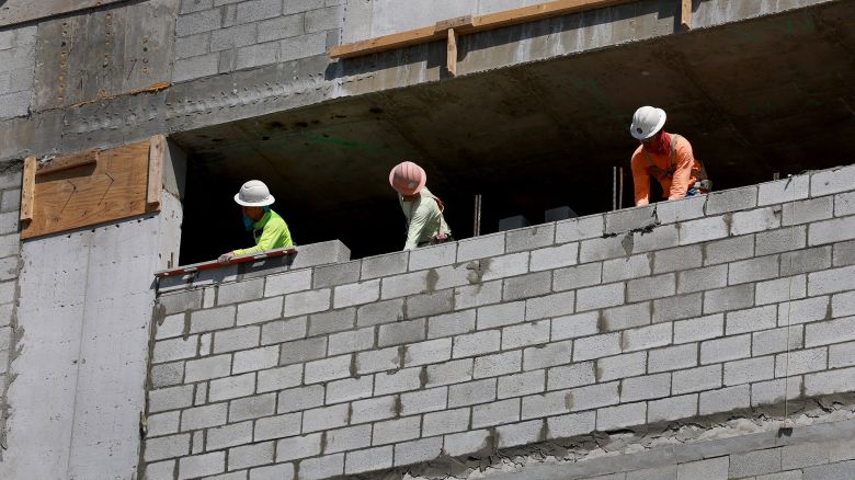 Imagen ilustrativa. Obreros de la construcción en una obra el 10 de marzo de 2023 en Miami, Florida.