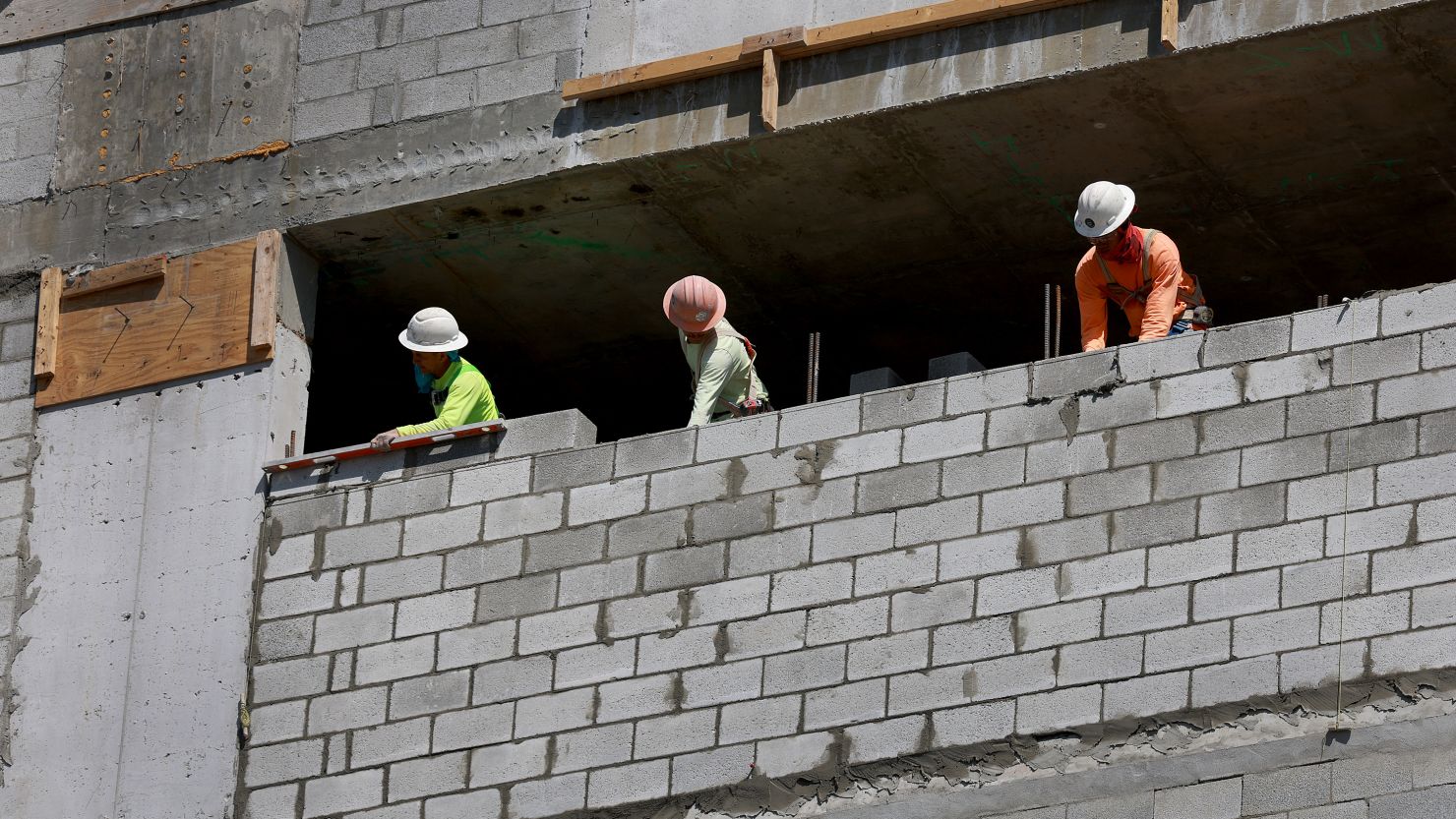 Imagen ilustrativa. Obreros de la construcción en una obra el 10 de marzo de 2023 en Miami, Florida.