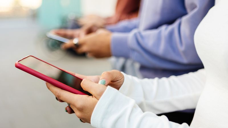 Повече от една трета от тийнейджърите казват, че прекарват твърде много време на телефоните си, установи ново проучване