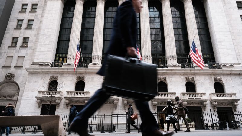 Trump Signs Executive Order Expanding 401(k) Access to Alternative Investments