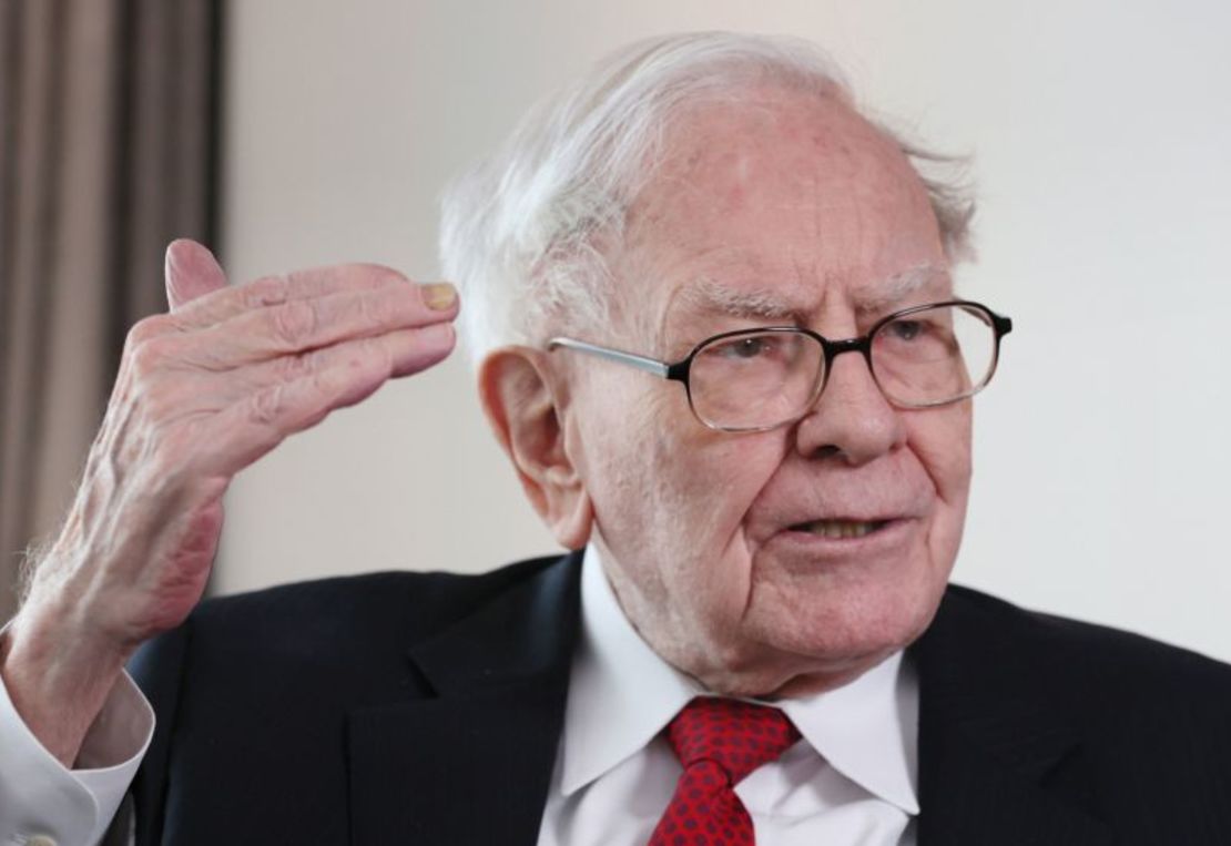 Warren Buffett, CEO de Berkshire Hathaway, habla durante una entrevista con el periódico Asahi Shimbun el 11 de abril de 2023 en Tokio.