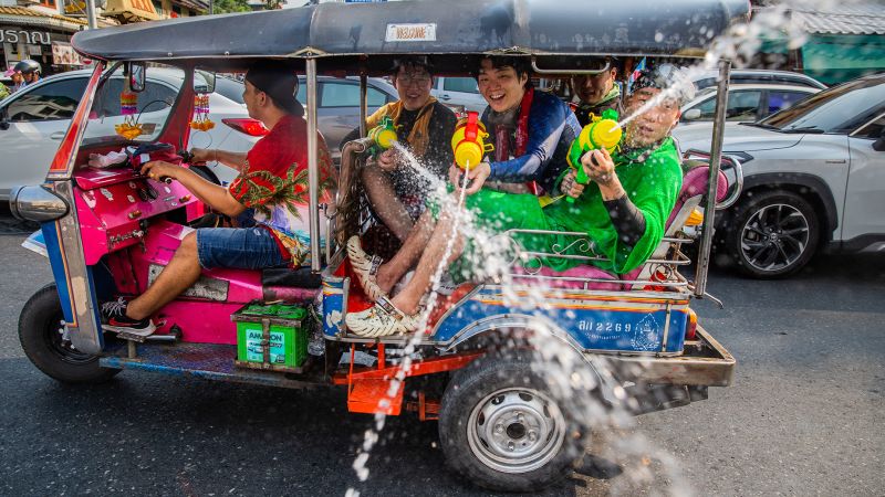 Водни битки, културни традиции и нови начала: Ръководство за Сонгкран, годишния новогодишен фестивал в Тайланд