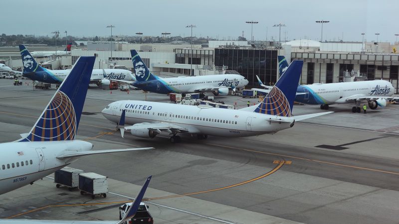 Близо дузина скорошни инциденти със самолети на United Airlines Огнен