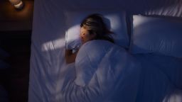 专家们对专注于优化睡眠质量和数量的社交媒体趋势进行了权衡。