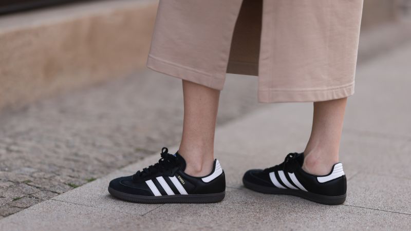 Os sapatos de inspiração vintage da Adidas estão voando das prateleiras