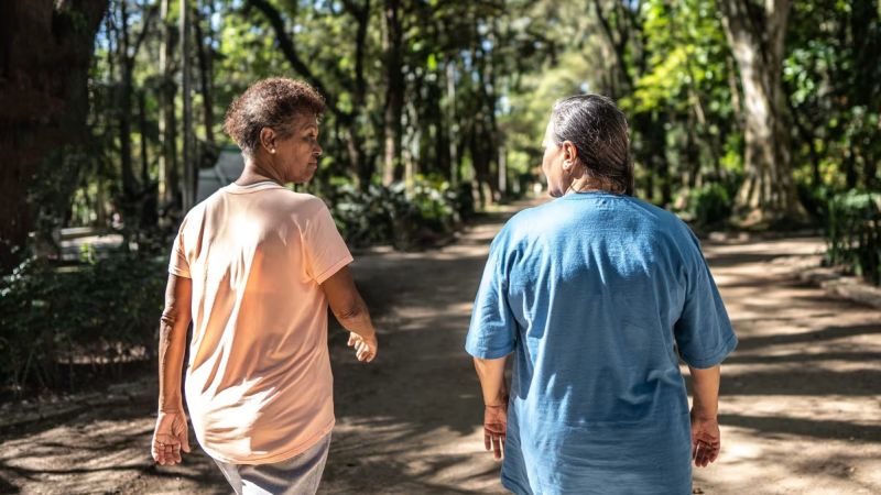 Caminar diariamente reduce el riesgo de Alzheimer en personas mayores según estudio