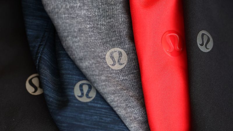 Read more about the article Couple accused of stealing nearly $1 million from Lululemon in elaborate shoplifting plot – CNN