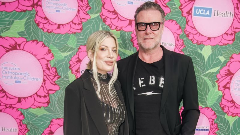 Tori Spelling se sincera sobre su solicitud de divorcio en un nuevo podcast