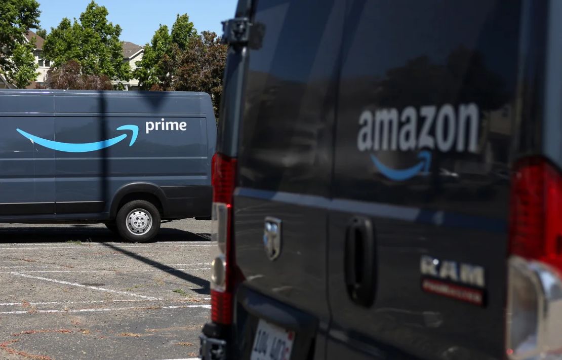 El logotipo de Amazon Prime se muestra en el costado de un camión de reparto de Amazon el 21 de junio de 2023, en Richmond, California.