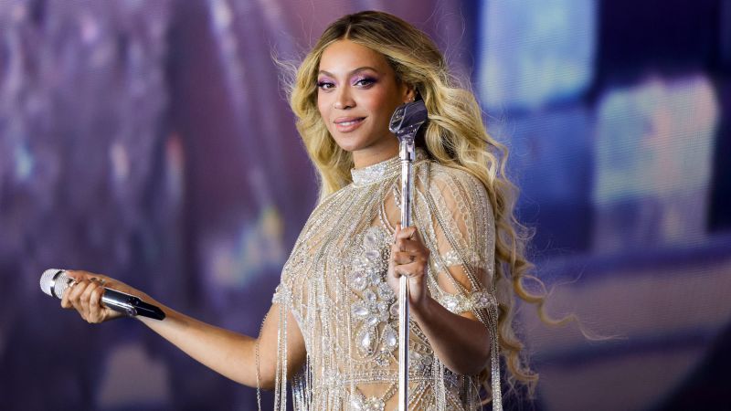 Beyoncé pays perfect homage to Pamela Anderson with ‘Beywatch’ | CNN