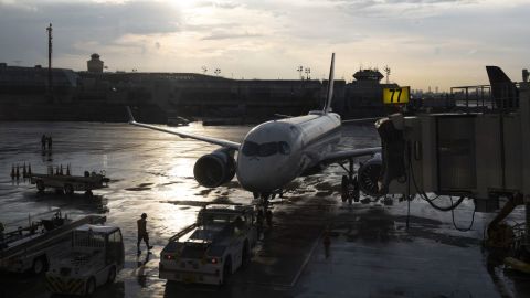 Un avión está en la pista del aeropuerto LaGuardia de Nueva York.