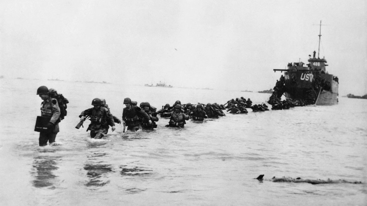 Picture taken on June 6, 1944 in Normandy showing the Allied forces soldiers involved in the landing operation aimed at fighting the German Wehrmacht as part of the Second World War. (Photo by US National Archives / AFP) (Photo by -/US National Archives/AFP via Getty Images)