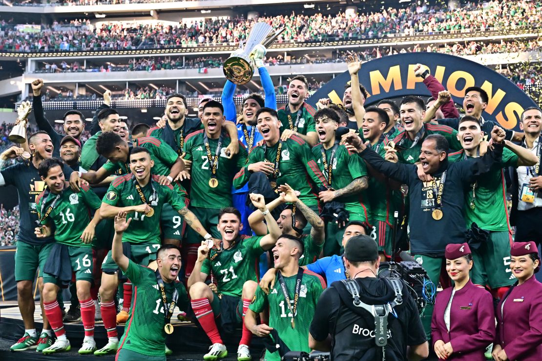 La selección mexicana de fútbol es la vigente campeona de la Copa Oro y la máxima ganadora del certamen con 9 títulos, Estados Unidos tiene 7 y Canadá 1. Estas tres selecciones son las únicas que han ganado el torneo.