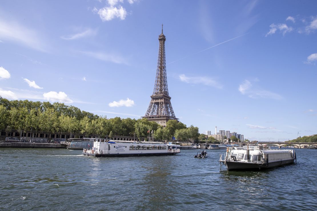 Sebuah perahu kosong berlayar di sungai Seine dan melewati Menara Eiffel selama acara uji teknis untuk Upacara Pembukaan.