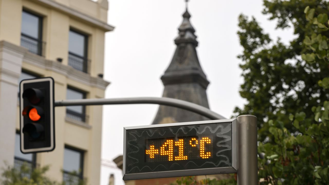 MADRID, SPAIN - JULY 18: A digital thermometer reads 41 degrees Celsius on a very hot afternoon on July 18, 2023 in Madrid, Spain. An area of high pressure, named Cerberus after the underworld monster from Dante's Inferno, is making its way across the country, leading 13 of the 17 autonomous communities to be categorized as either extreme risk (red alert), significant risk (orange alert) or (yellow alert), with some places recording temperatures of 43C. With an ongoing drought and heatwave credited to climate change, extreme weather has already affected people in Spain, WHO reported in 2022 more than 4,000 excess deaths due to heat stress. (Photo by Miguel Pereira/Getty Images)