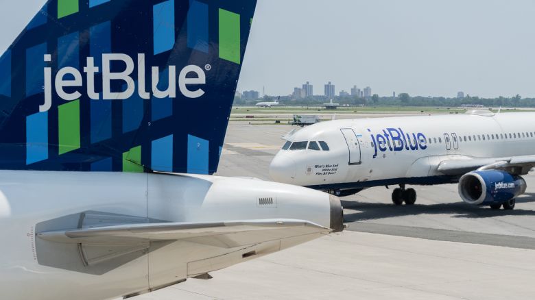 Aviones de JetBlue en el Aeropuerto Internacional John F. Kennedy (JFK) en Nueva York, EE. UU., el domingo 23 de julio de 2023. Está previsto que JetBlue Airways Corp. publique cifras de ganancias el 1 de agosto. Fotógrafo: Jeenah Moon/Bloomberg vía Getty Images