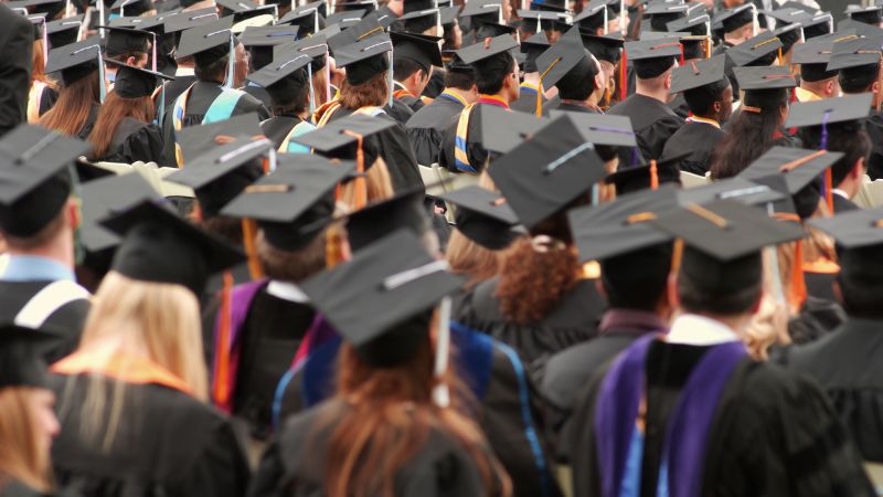 Read more about the article Degree in hand jobs out of reach: Why recent grads are struggling in a competitive market – CNN