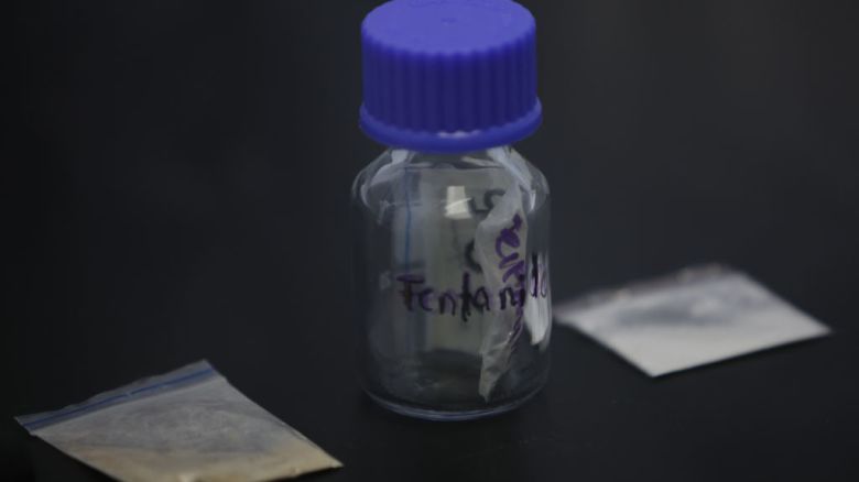 /Imagen ilustrativa). Muestras de fentanilo en el Laboratorio Químico Antinarcóticos de la Policía colombiana el 2 de agosto de 2023, en Bogotá.