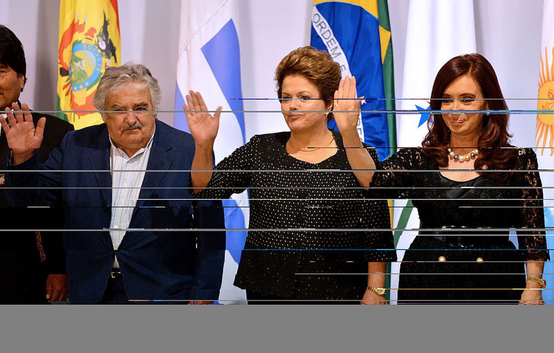 Para la Cumbre de Jefes de Estado del Mercosur y Estados Asociados en 2012, estuvo con la expresidenta brasileña Dilma Rousseff (centro) y su homóloga argentina, Cristina Fernández de Kirchner (derecha), en el Palacio de Itamaraty, Brasilia.