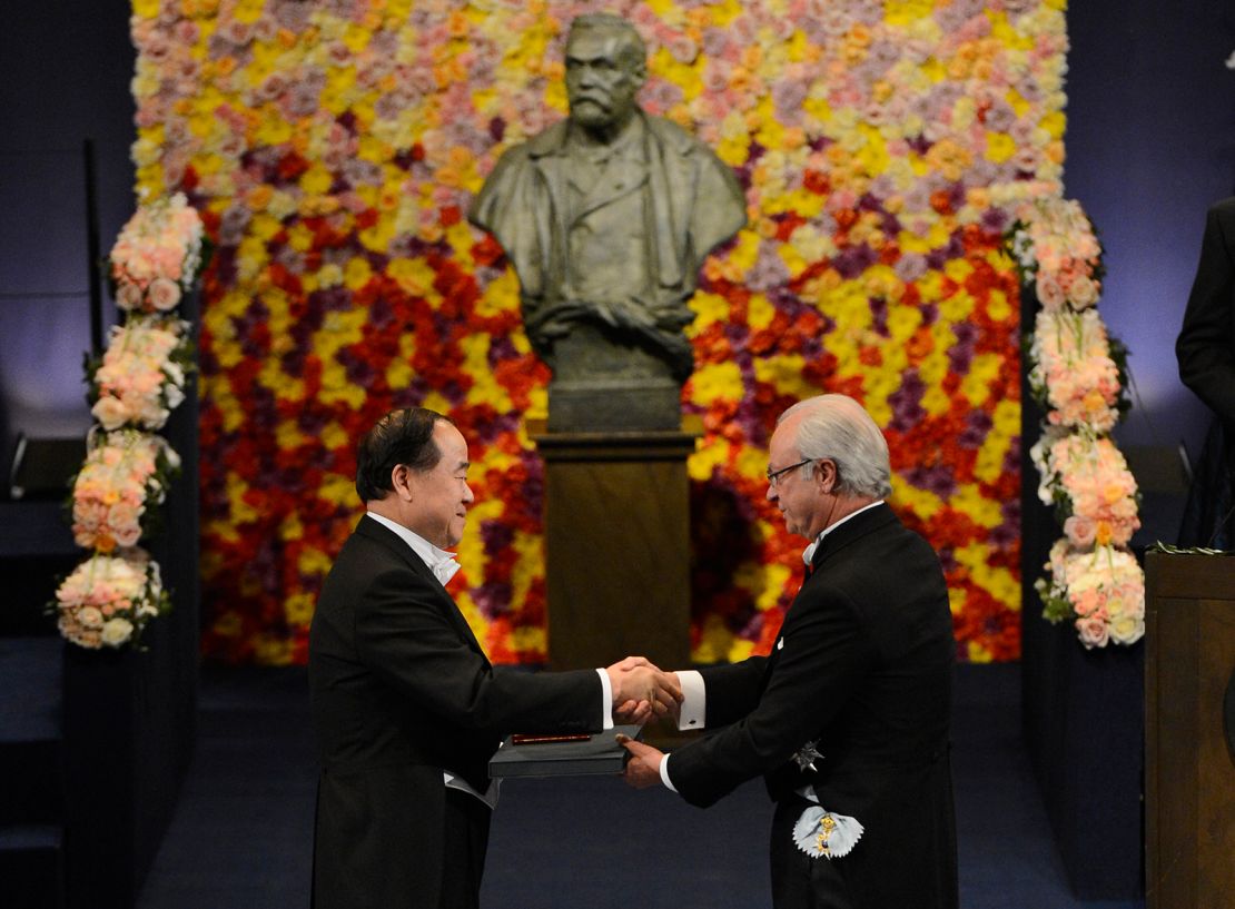 Mo Yan receives the 2012 Nobel Literature Prize from King Carl Gustaf of Sweden during an award ceremony on December 10, 2012 in Stockholm.