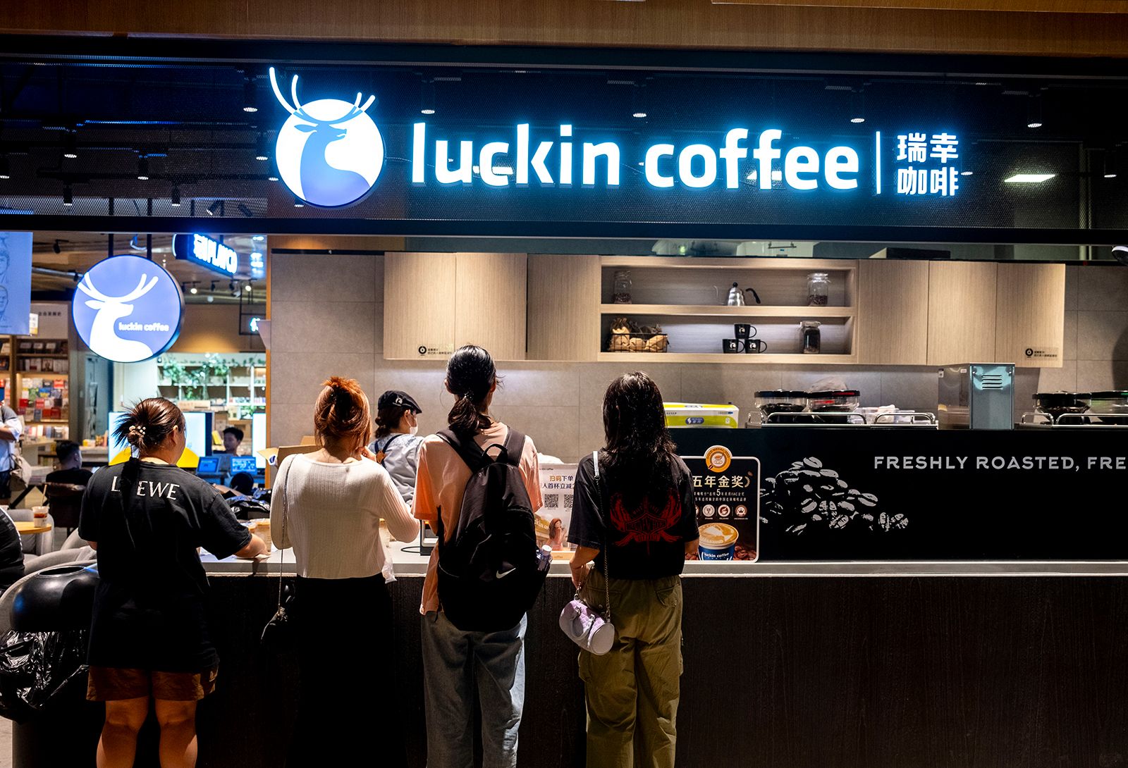 In China's battle of the lattes, Luckin Coffee keeps beating Starbucks |  CNN Business