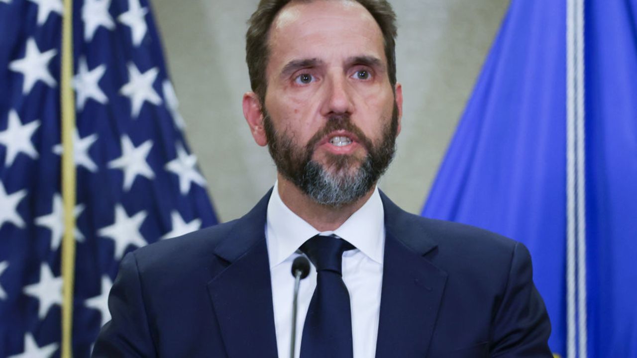 WASHINGTON, DC - AUGUST 01: Special Counsel Jack Smith delivers remarks on a recently unsealed indictment including four felony counts against former U.S. President Donald Trump at the Justice Department on August 1, 2023 in Washington, DC. Trump was indicted on four felony counts for his alleged efforts to overturn the 2020 election. (Photo by Alex Wong/Getty Images)
