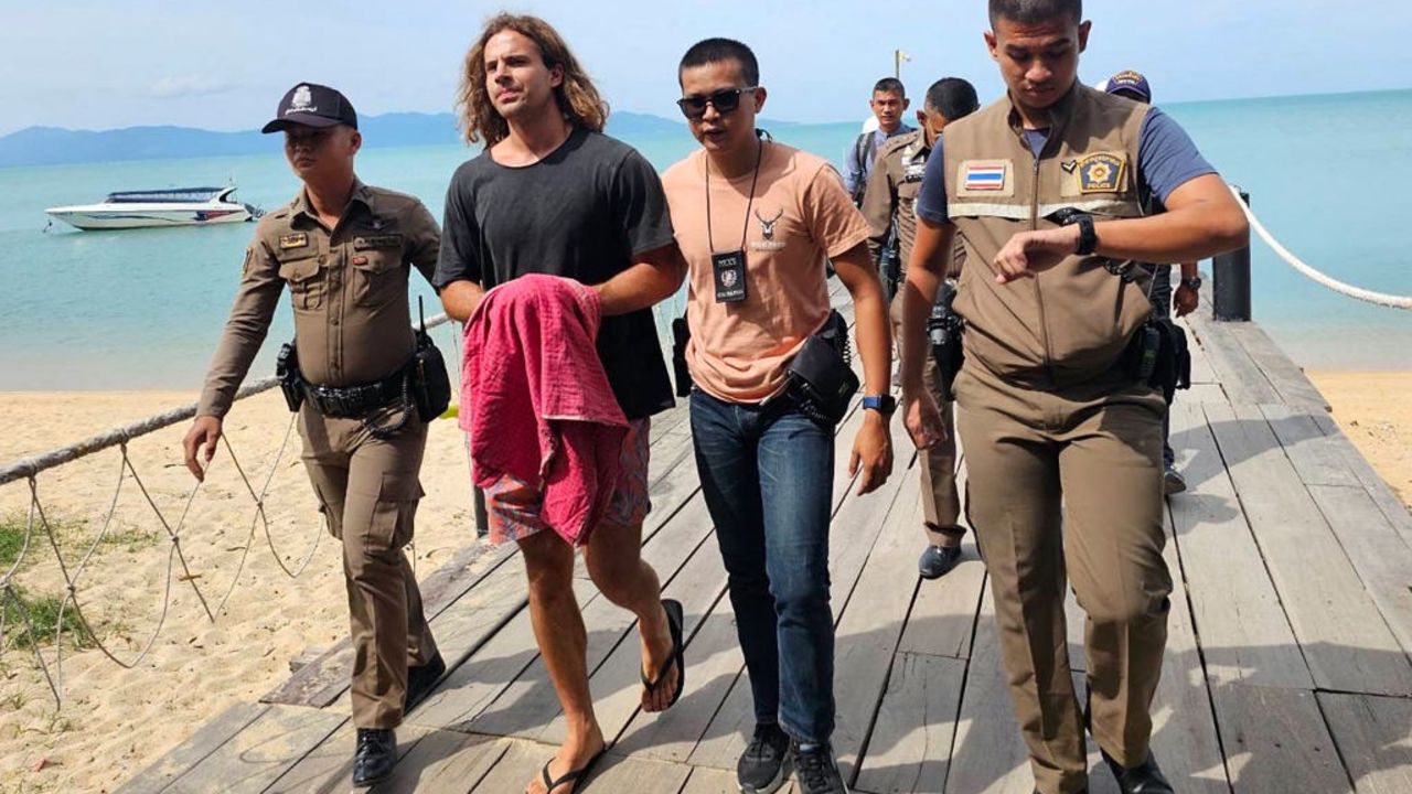 This photo taken by Dailynews on August 7, 2023 shows Spanish murder suspect Daniel Sancho Bronchalo (2nd L) being escorted by Thai police during a reenactment of his alleged homicide of Colombian surgeon Edwin Arrieta Arteaga on the island of Koh Pha Ngan in the southern Thai province of Surat Thani. The son of a Spanish actor who confessed to killing and dismembering another foreigner on a popular Thai tourist island has been placed in pre-trial detention, police said on August 9. (Photo by DAILYNEWS / AFP) / Thailand OUT / --- RESTRICTED TO EDITORIAL USE ONLY --  MANDATORY CREDIT "AFP PHOTO / DAILYNEWS" (Photo by STR/DAILYNEWS/AFP via Getty Images)