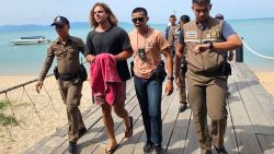 This photo taken by Dailynews on August 7, 2023 shows Spanish murder suspect Daniel Sancho Bronchalo (2nd L) being escorted by Thai police during a reenactment of his alleged homicide of Colombian surgeon Edwin Arrieta Arteaga on the island of Koh Pha Ngan in the southern Thai province of Surat Thani. The son of a Spanish actor who confessed to killing and dismembering another foreigner on a popular Thai tourist island has been placed in pre-trial detention, police said on August 9. (Photo by DAILYNEWS / AFP) / Thailand OUT / --- RESTRICTED TO EDITORIAL USE ONLY --  MANDATORY CREDIT "AFP PHOTO / DAILYNEWS" (Photo by STR/DAILYNEWS/AFP via Getty Images)