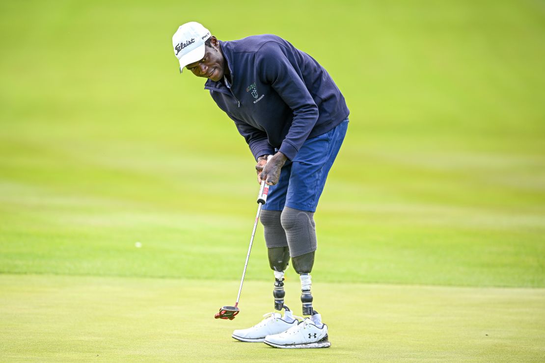 Nlareb putts without the wrapping he normally uses around his hands and club.