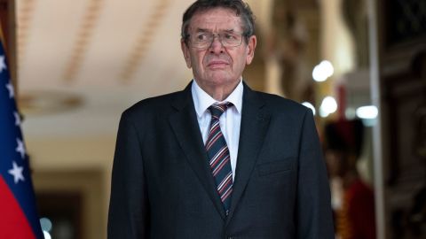 Jaime Rodrigo Gazmuri posa para una fotografía a su llegada para recibir sus Cartas Credenciales en el Palacio Presidencial de Miraflores en Caracas, el 16 de agosto de 2023.