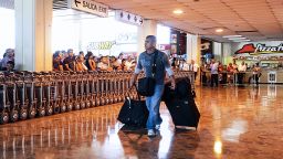 Un hombre lleva su equipaje en el Aeropuerto Internacional de Comalapa, 44 km al sur de San Salvador, El Slavador.