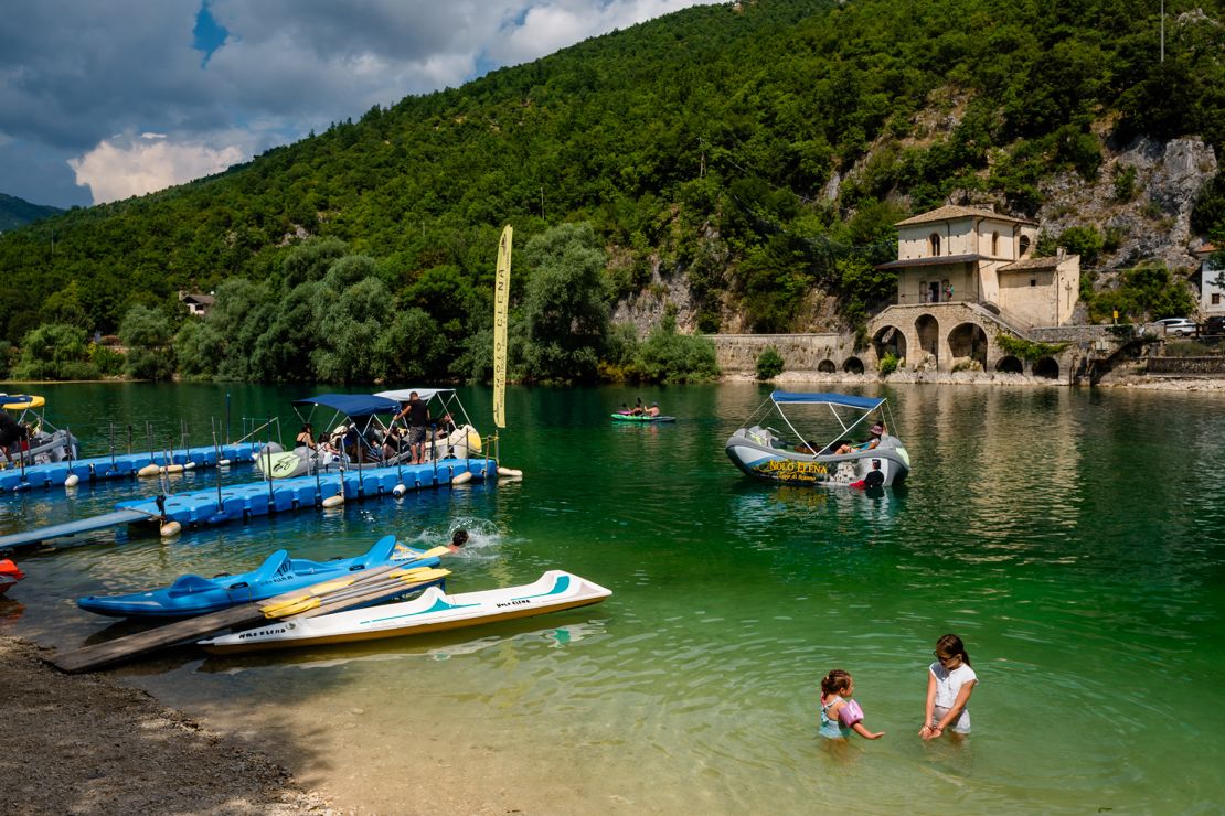 Lake Scanno is known for its unusual phenomena.