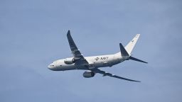 Esta foto tomada el 22 de agosto de 2023 muestra un avión de patrulla y reconocimiento P-8 Poseidon de la Marina estadounidense dando vueltas durante la misión de reabastecimiento de un barco civil alquilado por la Marina filipina para entregar suministros al buque de la Marina filipina BRP Sierra Madre en el disputado Mar de China Meridional. 