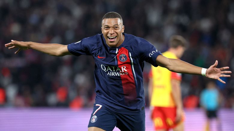 TOPSHOT - Paris Saint-Germain's French forward #07 Kylian Mbappe celebrates scoring Paris Saint-Germain's third goal during the French L1 football match between Paris Saint-Germain (PSG) and RC Lens at the Parc des Princes Stadium in Paris on August 26, 2023. (Photo by Alain JOCARD / AFP) (Photo by ALAIN JOCARD/AFP via Getty Images)