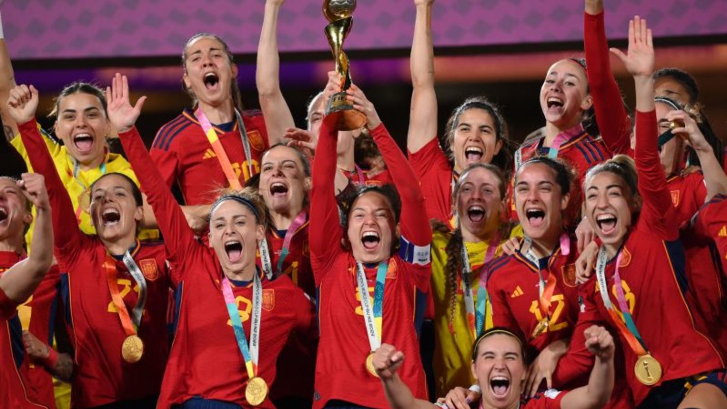 La española Ivana Andrés levanta el trofeo de la Copa Mundial tras su victoria en la final de la Copa Mundial Femenina de la FIFA Australia y Nueva Zelanda 2023.