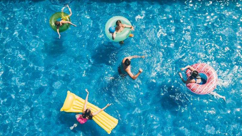 Цветът на банския костюм на вашето дете може да играе роля за безопасността му в басейна, казват експерти