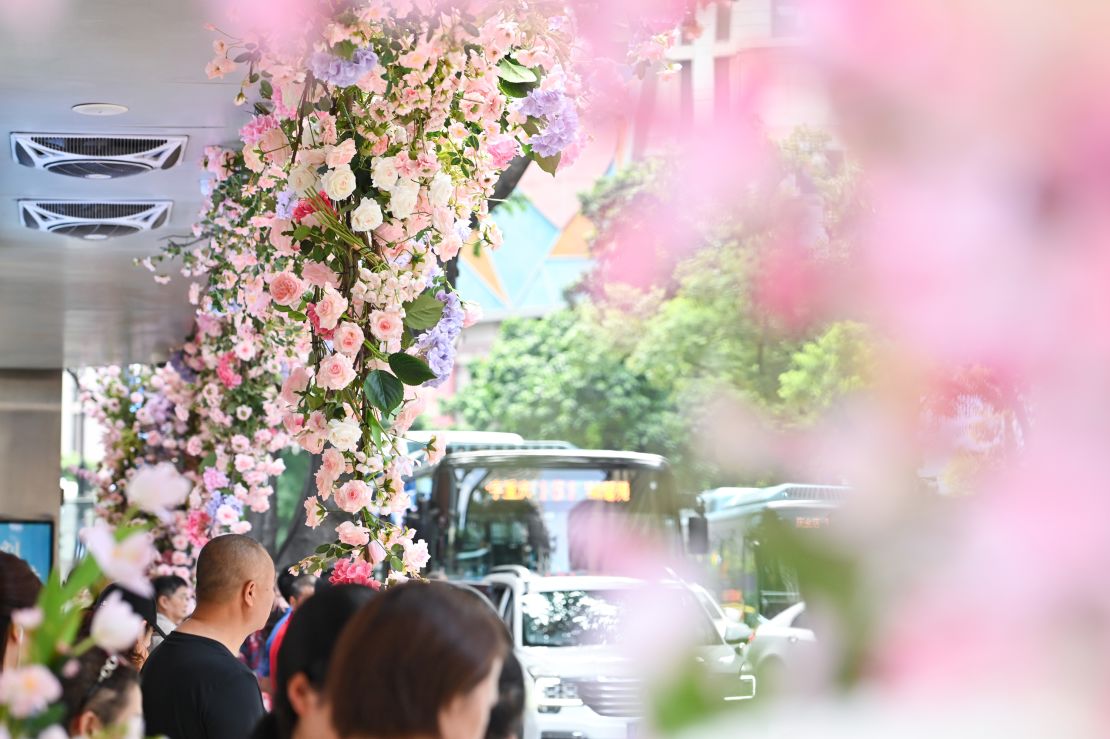 La gente toma fotografías en una parada de autobús decorada con flores durante el Festival Qixi, o Día de San Valentín chino, el 22 de agosto de 2023 en Chongqing, China.