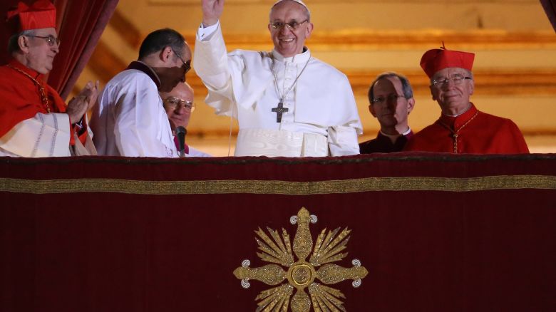 El recién elegido Papa Francisco I saluda a la multitud que lo espera desde el balcón central de la Basílica de San Pedro el 13 de marzo de 2013 en la Ciudad del Vaticano.