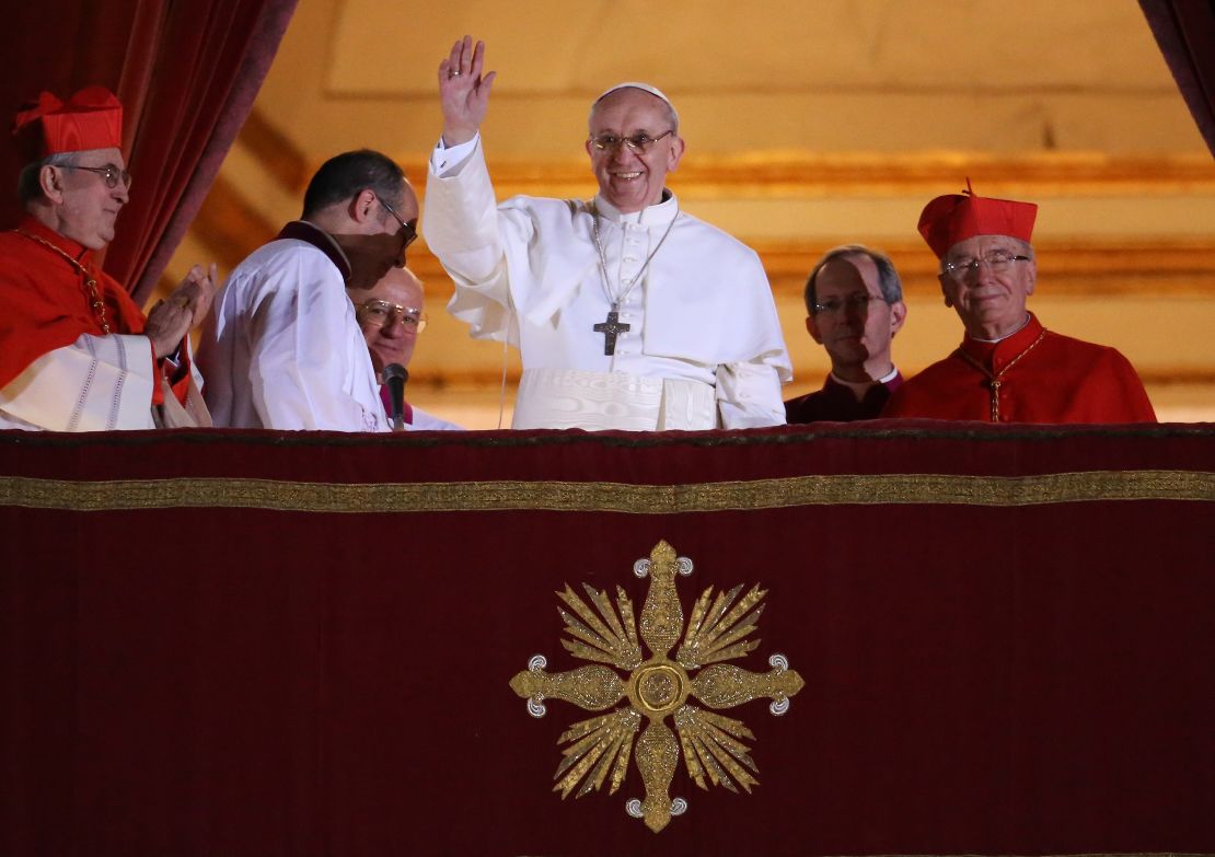 El recién elegido Papa Francisco I saluda a la multitud que lo espera desde el balcón central de la Basílica de San Pedro el 13 de marzo de 2013 en la Ciudad del Vaticano.