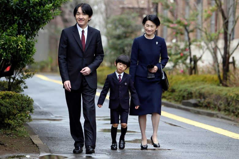 Her father Prince Axino and Princess Kiko arrive at kindergarten for her father's graduation ceremony, while her father Prince Axino and the kindergarten princess arrive at her father and arrives at kindergarten on March 14th, 2013 for her graduation ceremony in Tokyo.