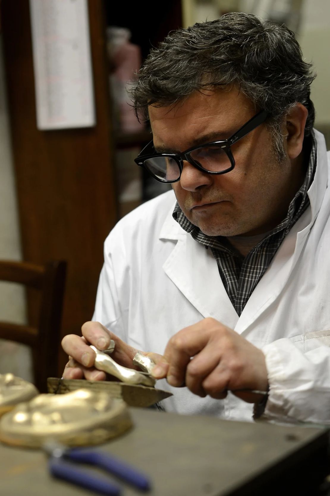 El orfebre Roberto Franchi fue el encargado, junto con su hermano Claudio, de realizar el Anillo del Pescador que lució Benedicto XVI tras su elección en 2005.