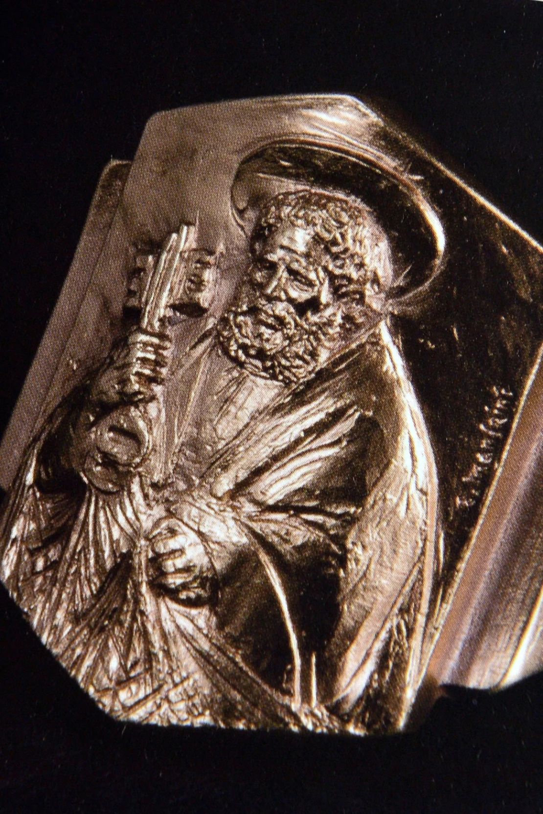 El Anillo del Pescador del papa Francisco aparece en la guía del Vaticano para la misa de investidura de 2013. El difunto papa eludió la tradición al elegir un anillo de plata bañado en oro, en lugar de uno de oro macizo.