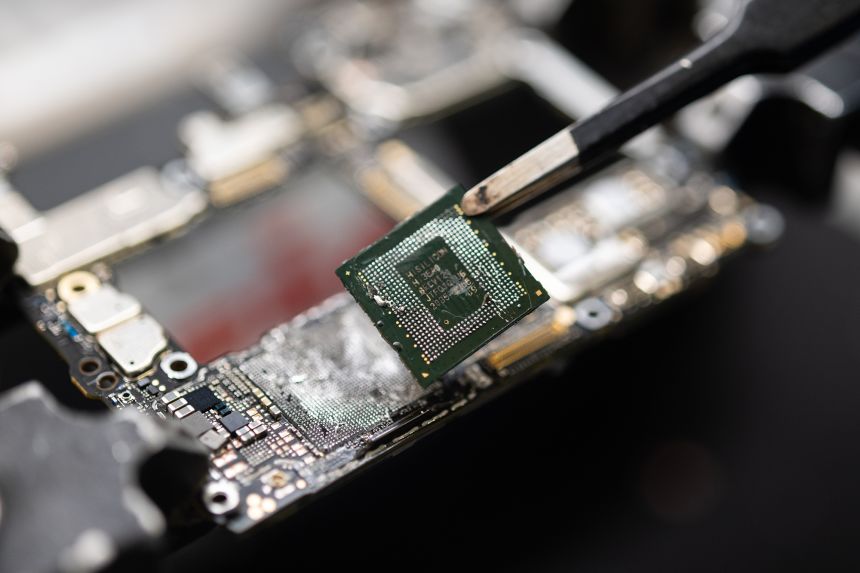 A Kirin 9000s chip fabricated in China.