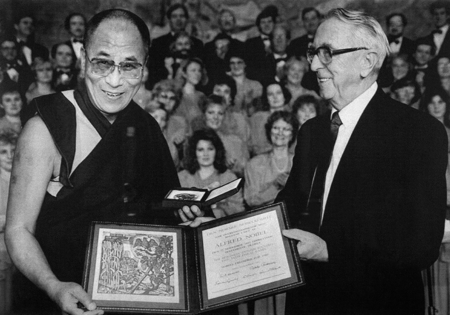 Egil Aarvik, chairman of the Norwegian Nobel Committee, presents the Dalai Lama with the 1989 Nobel Peace Prize for his dedication to the nonviolent liberation of Tibet.
