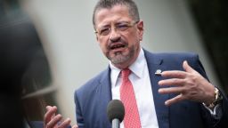 El presidente de Costa Rica, Rodrigo Chaves Robles, habla con la prensa después de reunirse con el presidente de EE.UU., Joe Biden, en la Oficina Oval de la Casa Blanca el 29 de agosto de 2023 en Washington.