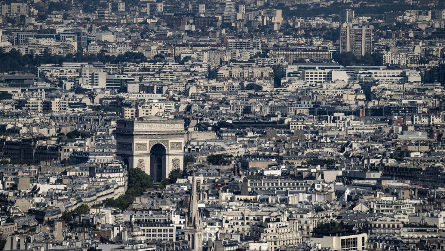 Una vista de la capital sa, París, con el Arco del Triunfo.